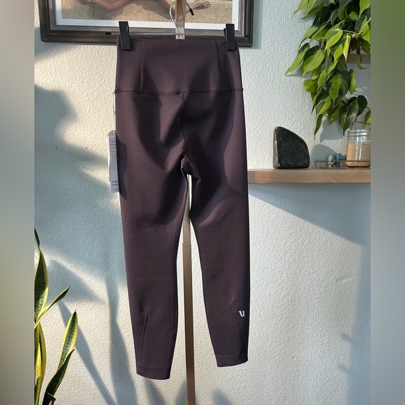 Vuori | Evolve Legging in Sangria - Picture 6 of 10